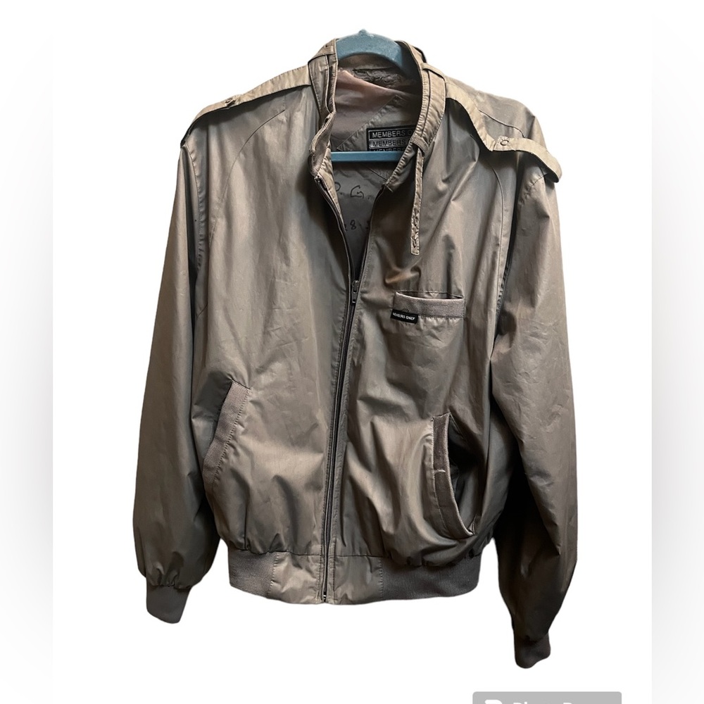 Vintage MEMBERS ONLY Cafe Racer Jacket Size 42 Tan WITH SNAP TIGHT COLLAR 1980's